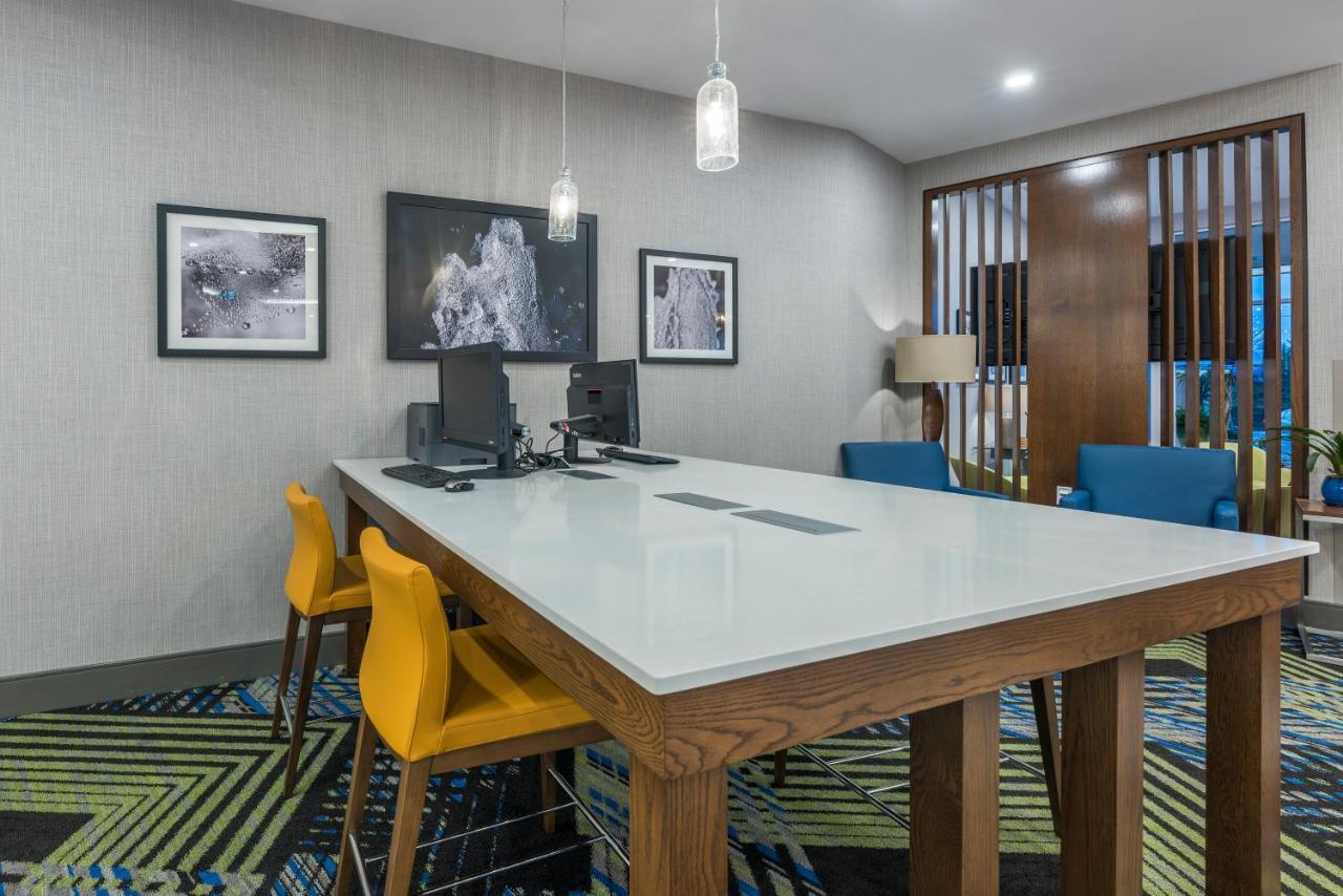 Holiday Inn Express & Suites Moncton By Ihg Exteriör bild